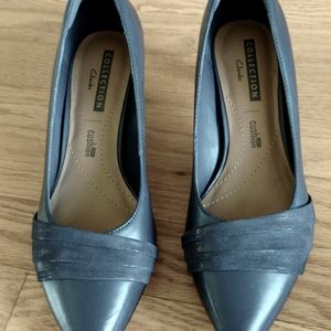 Clark's Navy Blue Heels, size 7
